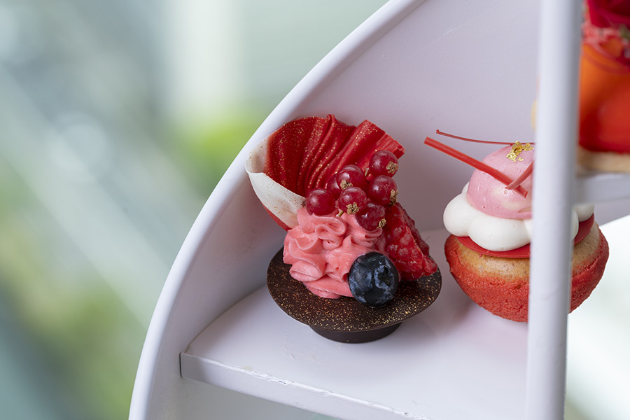 コンラッド大阪のローズ&ラズベリーアフタヌーンティーのスイーツ