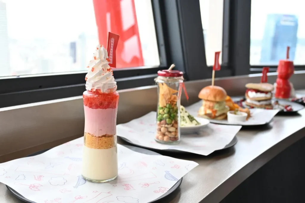 神戸ポートタワー 展望3階にある回転カフェ&バー「Ready go round(レディーゴーラウンド)」