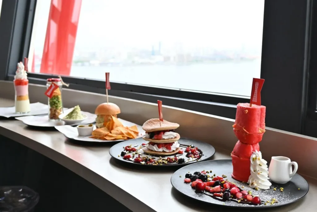 神戸ポートタワー 展望3階にある回転カフェ&バー「Ready go round(レディーゴーラウンド)」