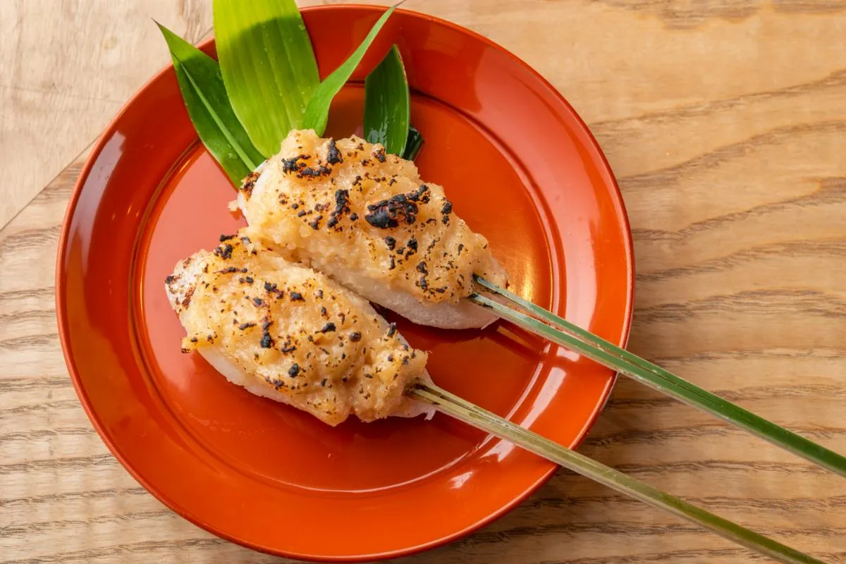 祇園祭ゆかりの伝統菓子、中村楼 二軒茶屋の「稚児餅」。焼き立てを味わってみて