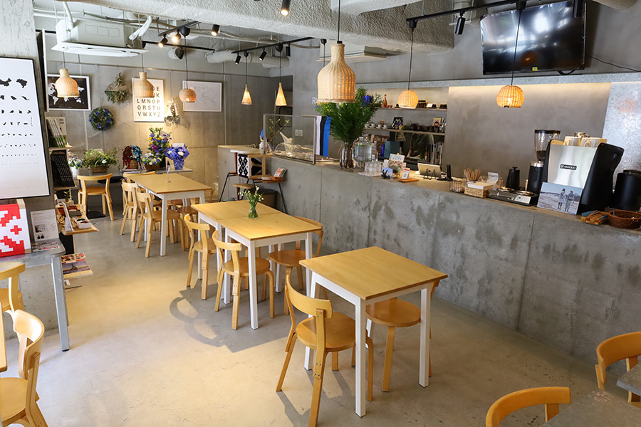 「RUJA+285BLUE  (ルヤ プラス 285 ブルー)」の店内