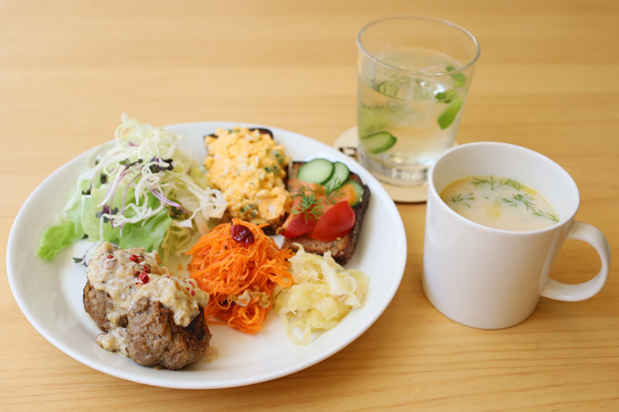 大阪・中崎町に新カフェオープン。エストニア料理のランチプレートのほか、北欧のライフスタイルグッズも販売