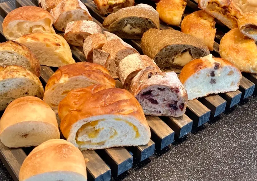 梅田のパン食べ放題4選。お腹いっぱい、幸せランチがいただけるおすすめ店