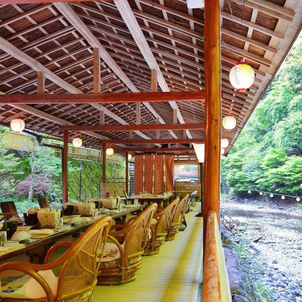 高雄観光ホテルの川床の様子