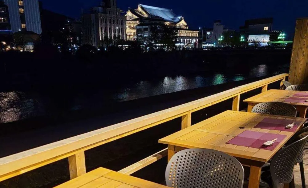 TAMANOHIKARI東山望の夜の川床