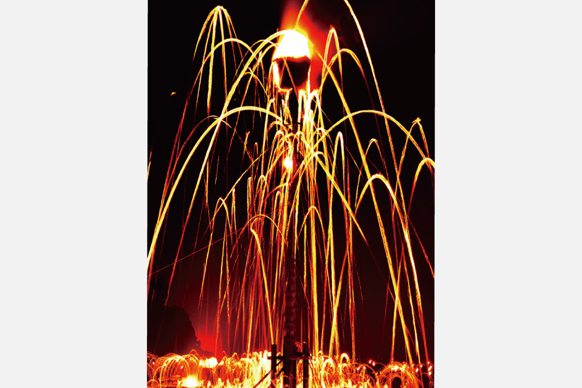 【読者プレゼントあり】炎立つ迫力ある神事を観賞する夜のバスツアー。京都バス「松上げ観賞バスツアー」開催