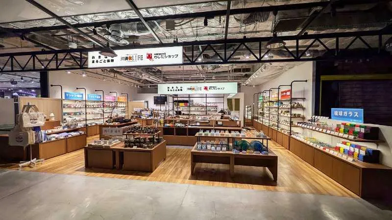 「わしたショップリンクスウメダ店 おきなわまるごと体験売り場」の様子