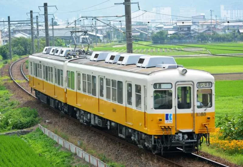 ことでん琴平線を走る1080形電車(旧京浜急行1000形)
