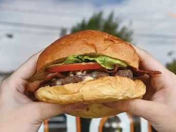 「ホノルルバーガーカンパニー」のブルーハワイバーガー