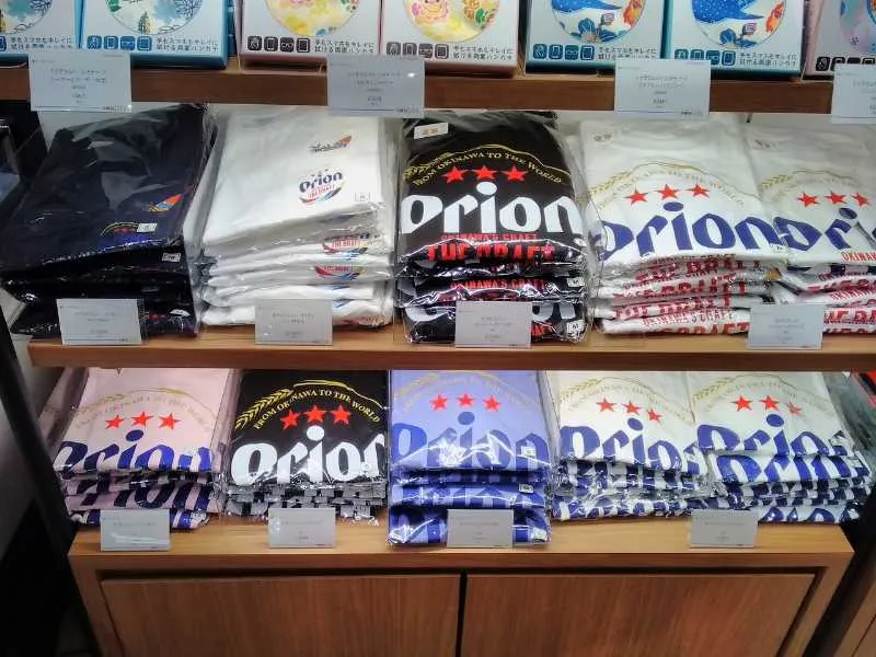 「わしたショップリンクスウメダ店 おきなわまるごと体験売り場」で販売されるオリオンビールTシャツ