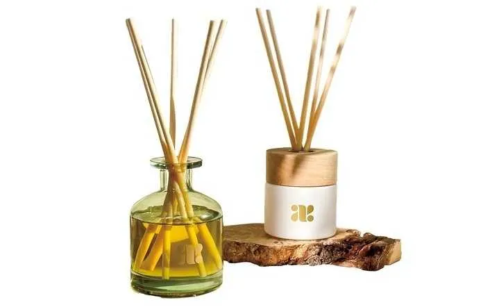 「アロマズウィズアロハ」のリードディフューザー