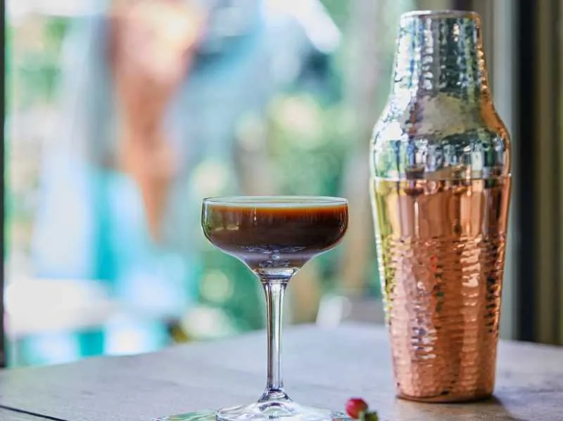 「ファーリコンソロスby SOY(ソイ)」トルココーヒーカクテル、ノンアルコールトルココーヒーカクテル(1杯) 各1,511円など ※カクテル、ノンアルコールカクテルは正午からの提供