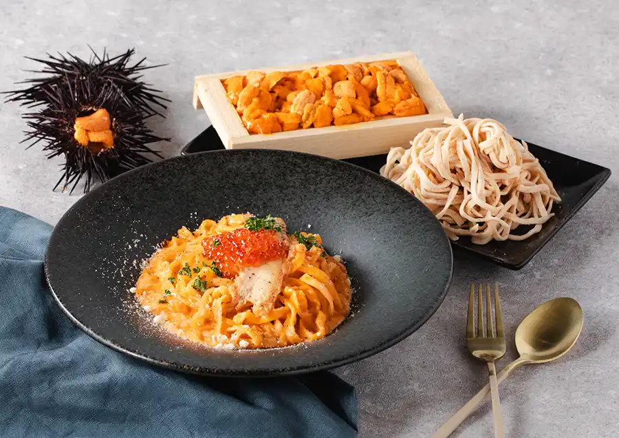 「梅田ワーフ」のランチに「⼈類みな麺類」とのコラボパスタが登場！自家製麺と雲丹といくらの贅沢な一皿