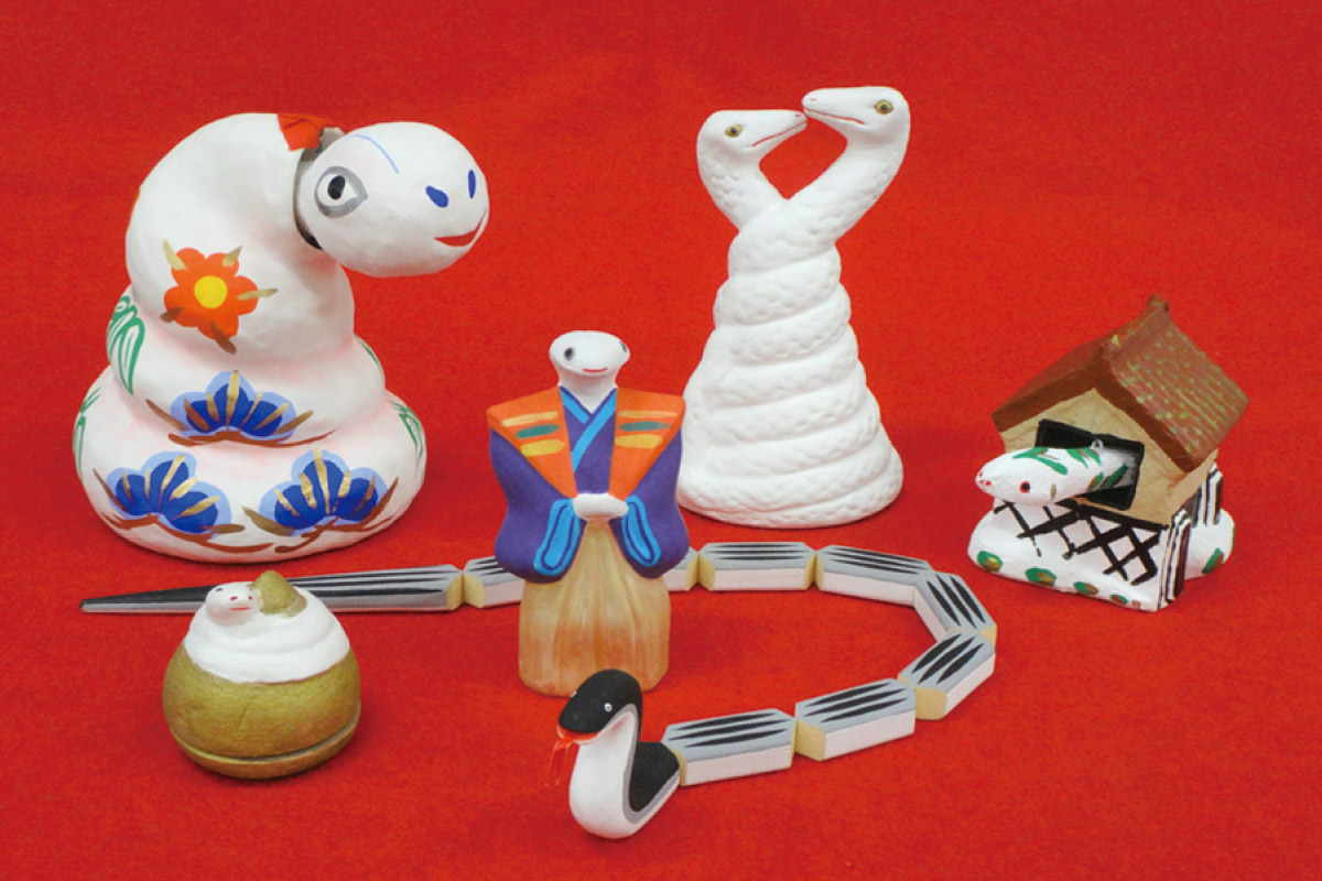 2025年の干支・へびをモチーフにした郷土玩具を展示。高槻市立しろあと歴史館で開催！