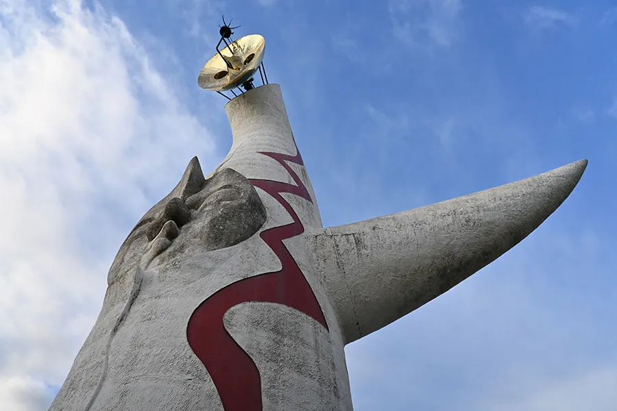 太陽の塔を真下から見た様子