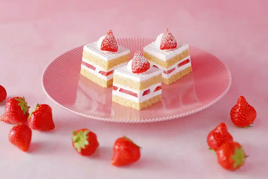 ホテルニューオータニのいちごビュッフェに登場する新スーパーあまおうショートケーキ