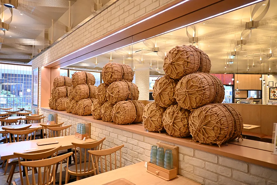 ごはんとわたしエキスポシティ店 米俵が積まれた店内装飾