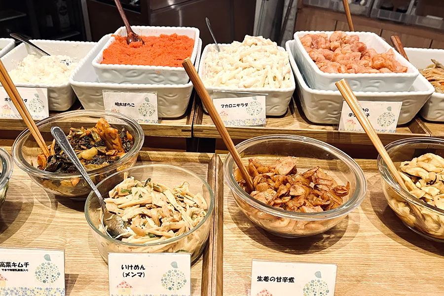 ごはんとわたし 多彩なおかずが並ぶビュッフェコーナー