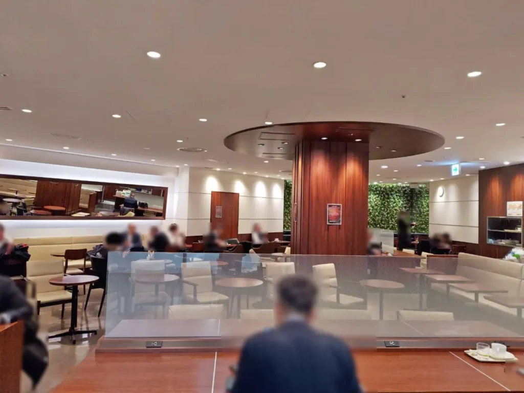 ドトールコーヒーショップ大阪駅前第一ビル店の内観