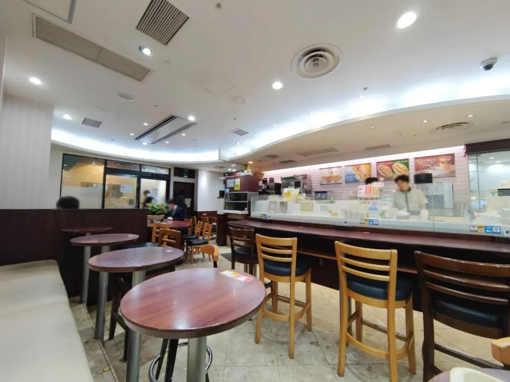 ドトールコーヒーショップ梅田シティ店の内観