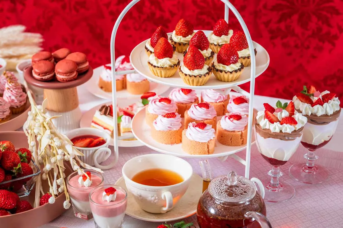 海×いちごスイーツ。船上のいちごスイーツ食べ放題がスタート。