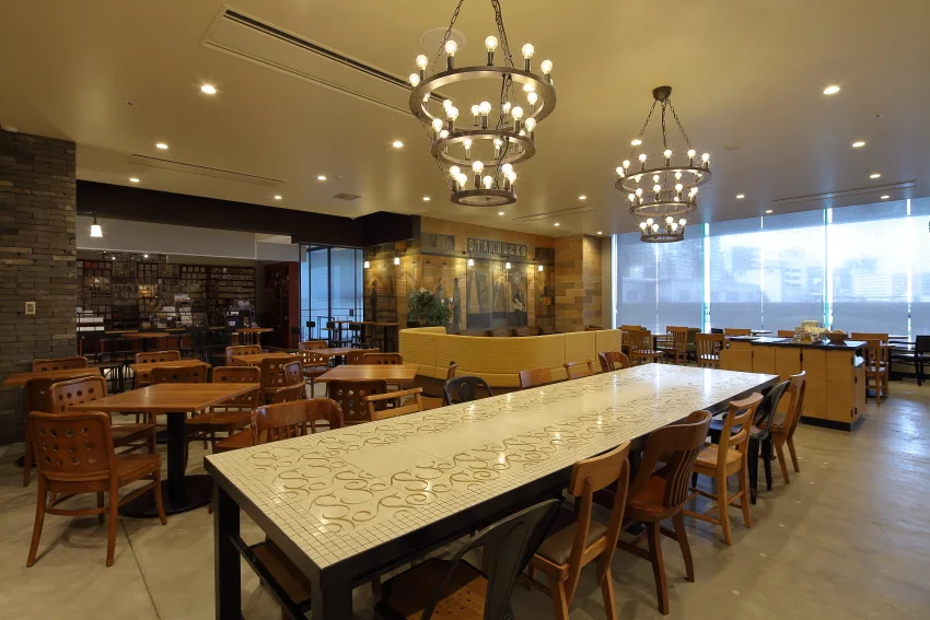 「スターバックス コーヒー LUCUA 1100」の内観