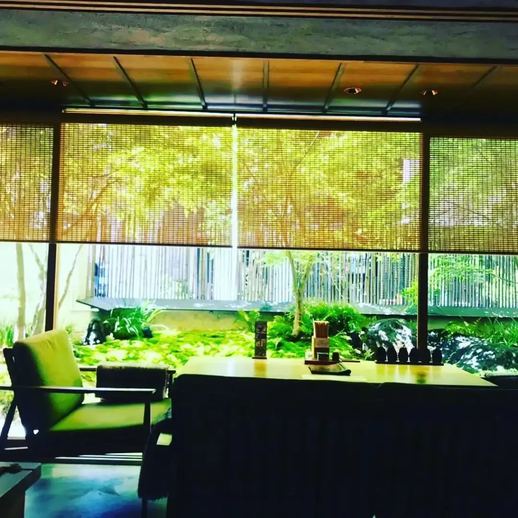 守破離(しゅはり)の庭園を眺められる落ち着いた内観