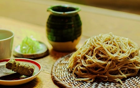 守破離(しゅはり)のざるそば わさびが添えられている