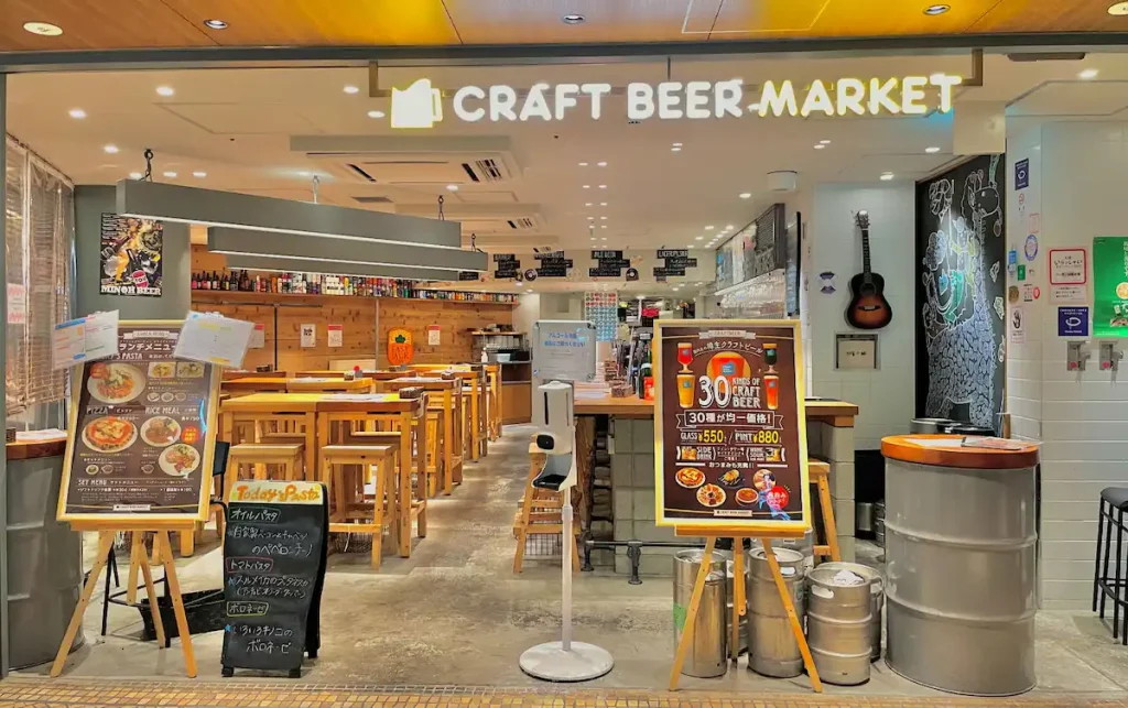 CRAFT BEER MARKET 梅田の明るい店内