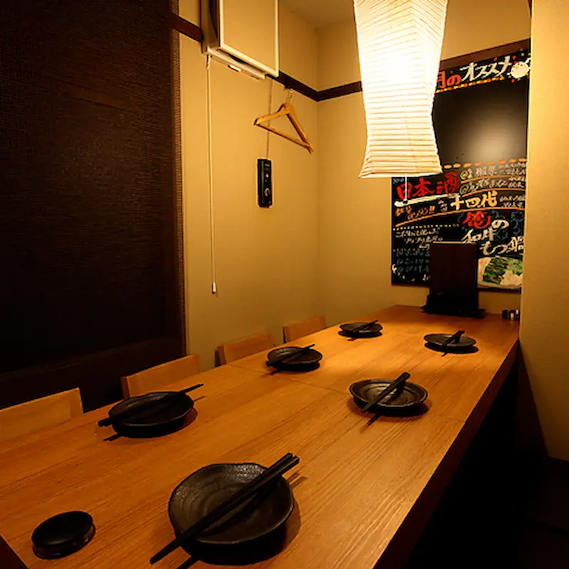 個室炭火焼き鳥と国産牛もつ鍋 篭(こもり)の落ち着いた個室