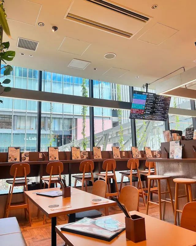 CRAFT BEER BASE leafの大きな窓がある明るい店内