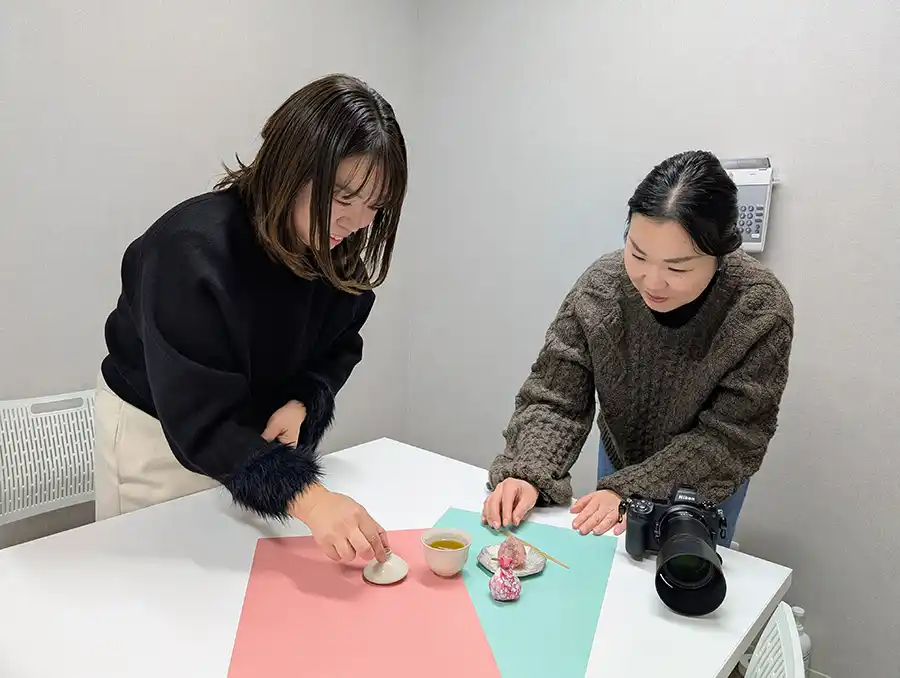 カメラマンと商品をスタイリング