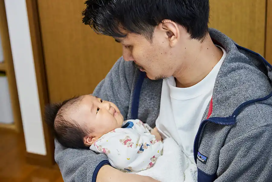 うまれたばかりの長女を抱く松岡さん