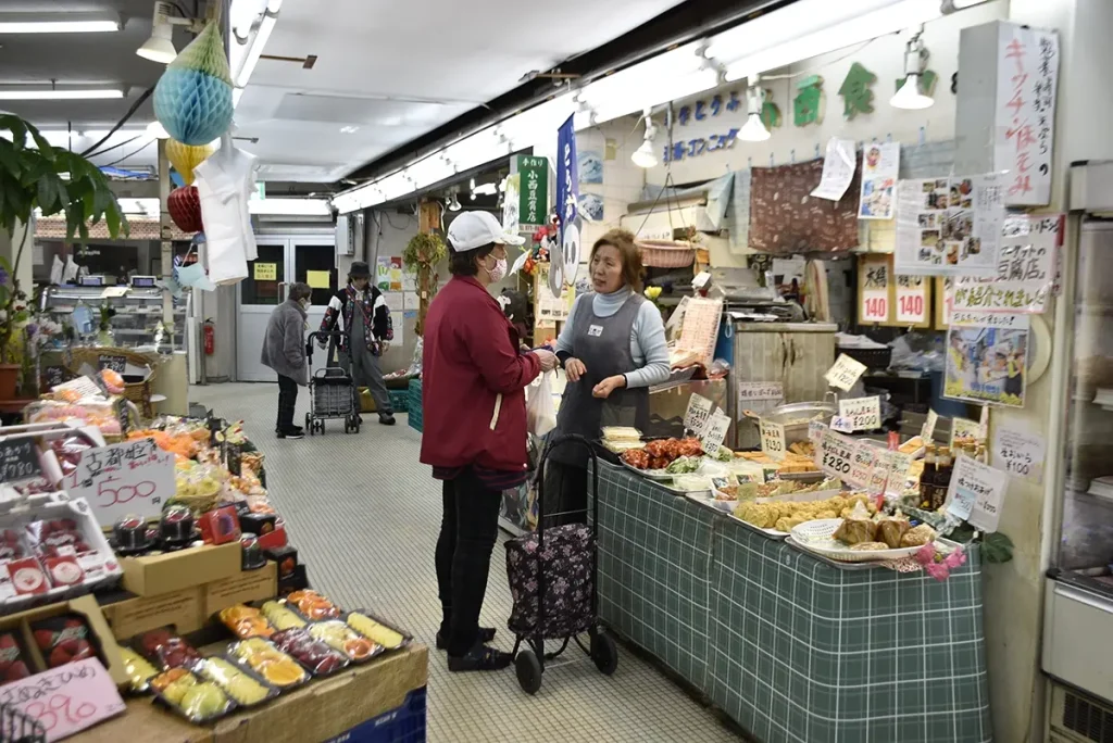 竹見台マーケット内観