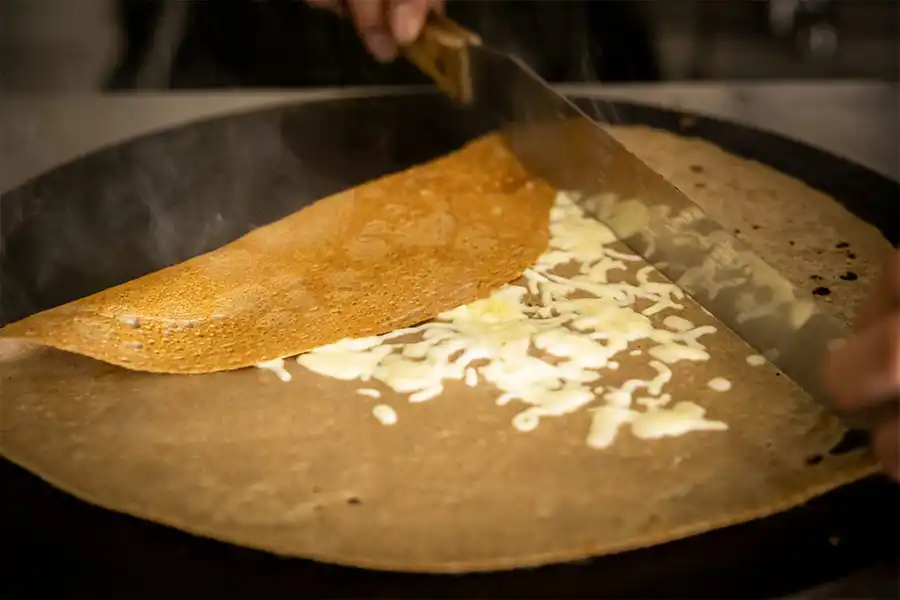 TOOTHTOOTHパティスリー&カフェ西宮ガーデンズ店ガレット焼く様子