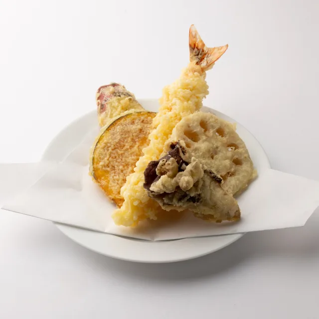 情熱うどん讃州タイムアウトマーケット大阪店の天ぷら盛り合わせ