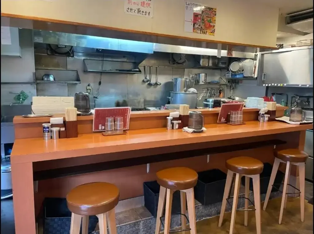 麺や 二鷹の内観