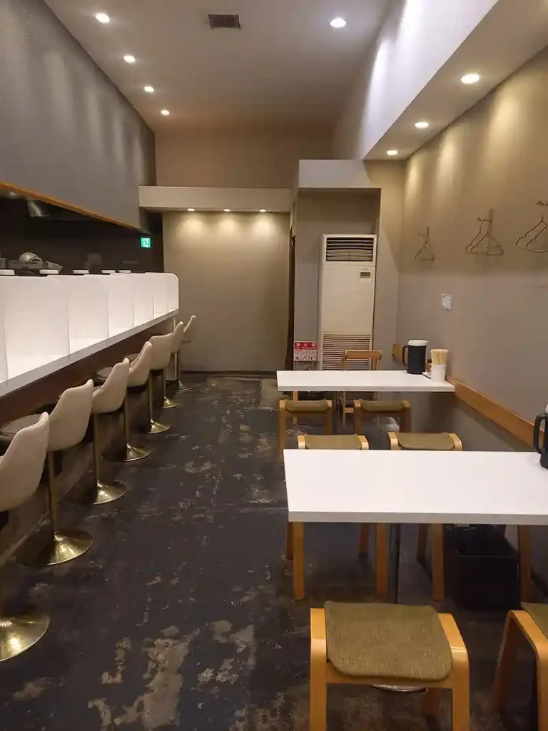 らーめん鱗 内観