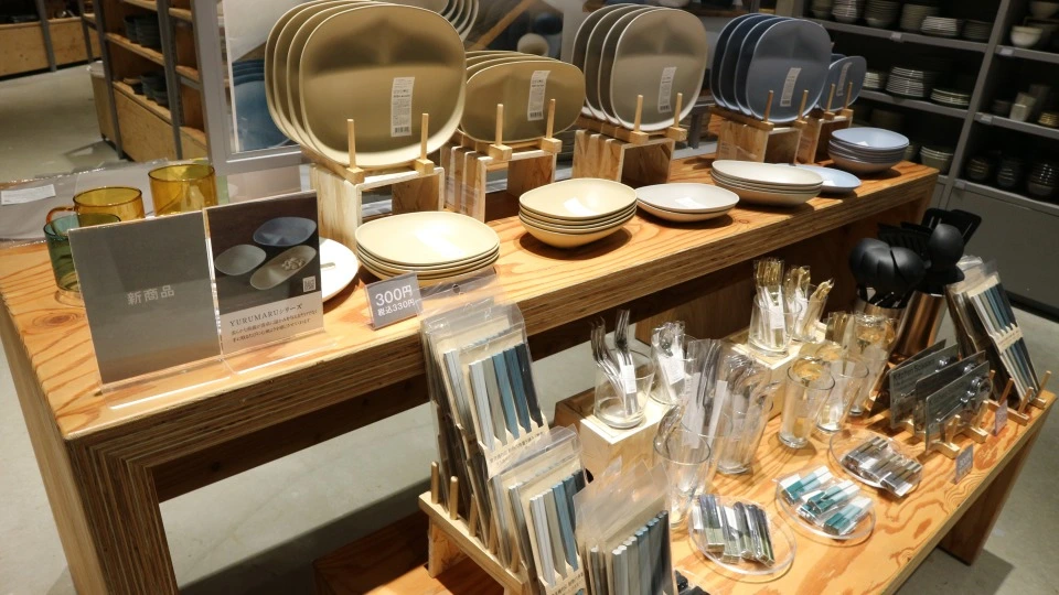 「ららぽーとEXPOCITY」内「Standard Products」の皿、カトラリー陳列