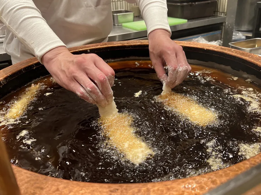 大阪梅田で天ぷらを食べるなら「天ぷらまきの梅田店」。 人気メニューからアクセスまでご紹介