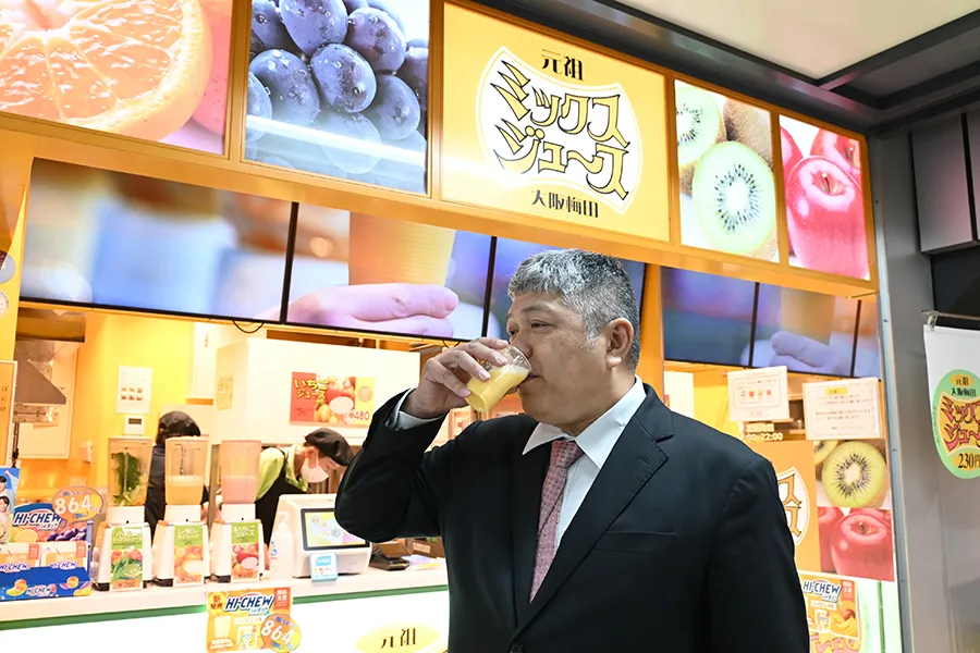 ミックスジュースを飲む井戸辺社長