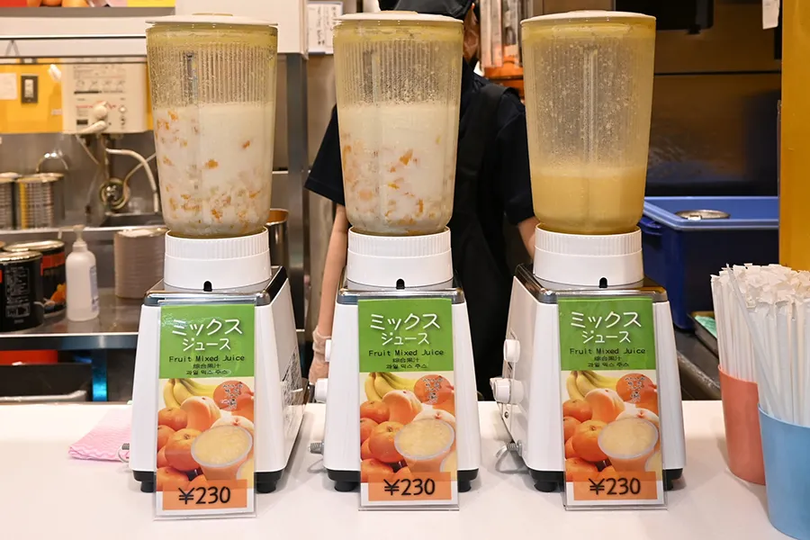 ミキサーに入ったミックスジュース