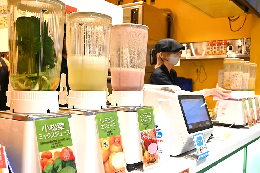 ミキサーに入ったフルーツジュース