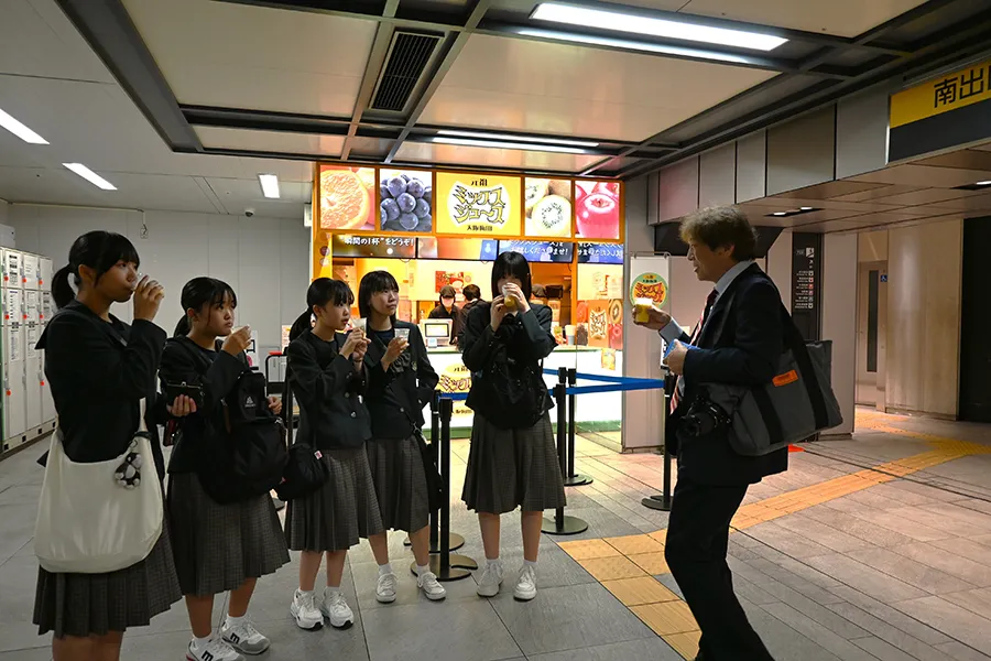 元祖大阪梅田ミックスジュースを訪れた修学旅行生