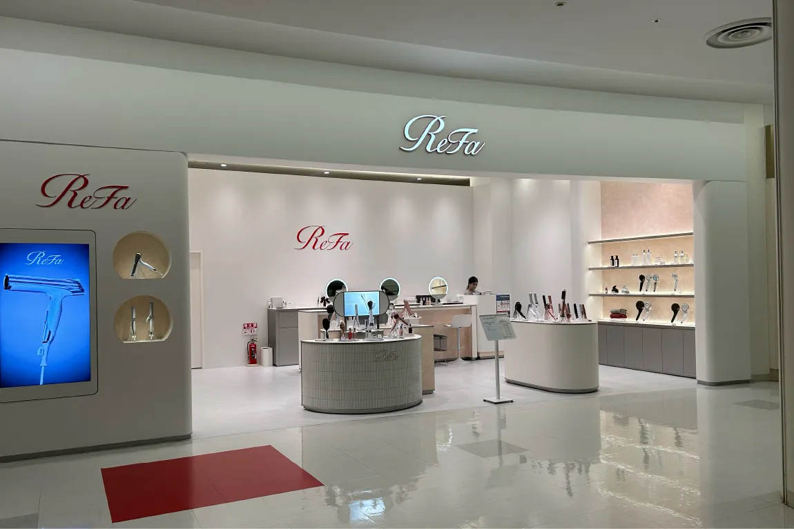 4月末にオープンした「ららぽーとEXPOCITY」の「ReFa」。白一色のクリーンな印象の店内で、多彩なアイテムに触れられます