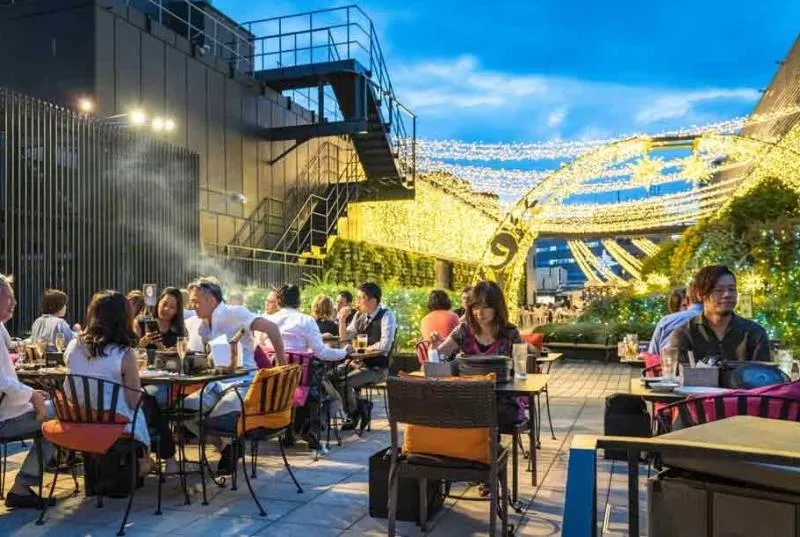 アブサンソラーのテラス席