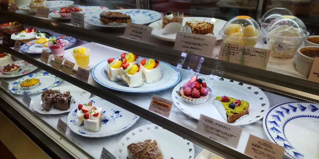 吹田市山田のパティスリー「フリアンディーズ」のディスプレイ