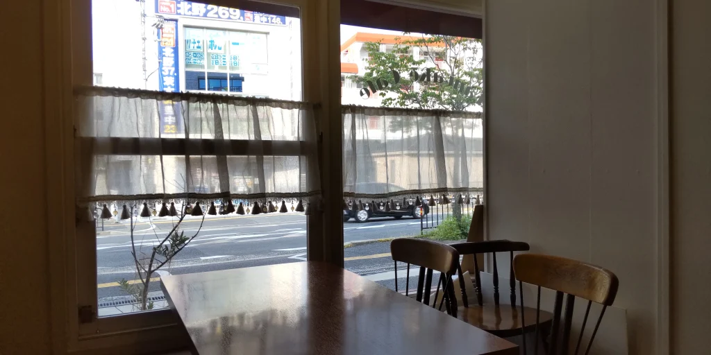 吹田市山田のパティスリー「フリアンディーズ」窓際内観