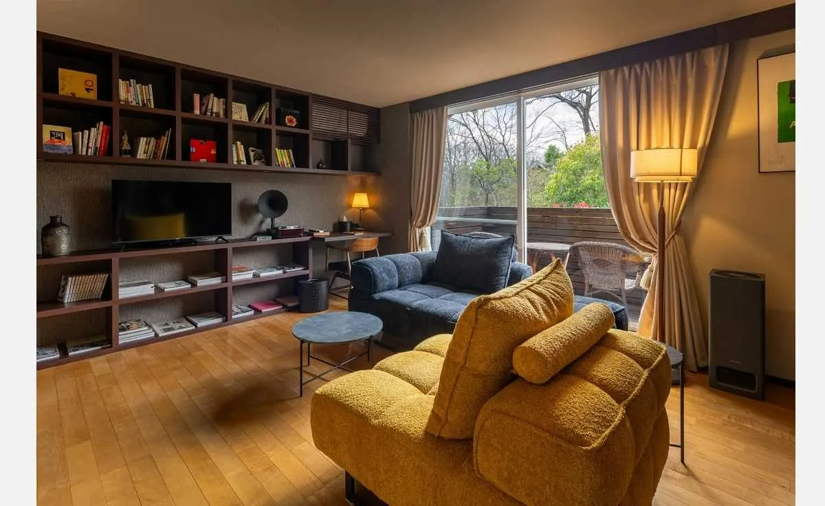 読書を楽しむ宿。滋賀・比良山麓の宿「オーベルジュメソン」がスーペリアルームをリニューアル