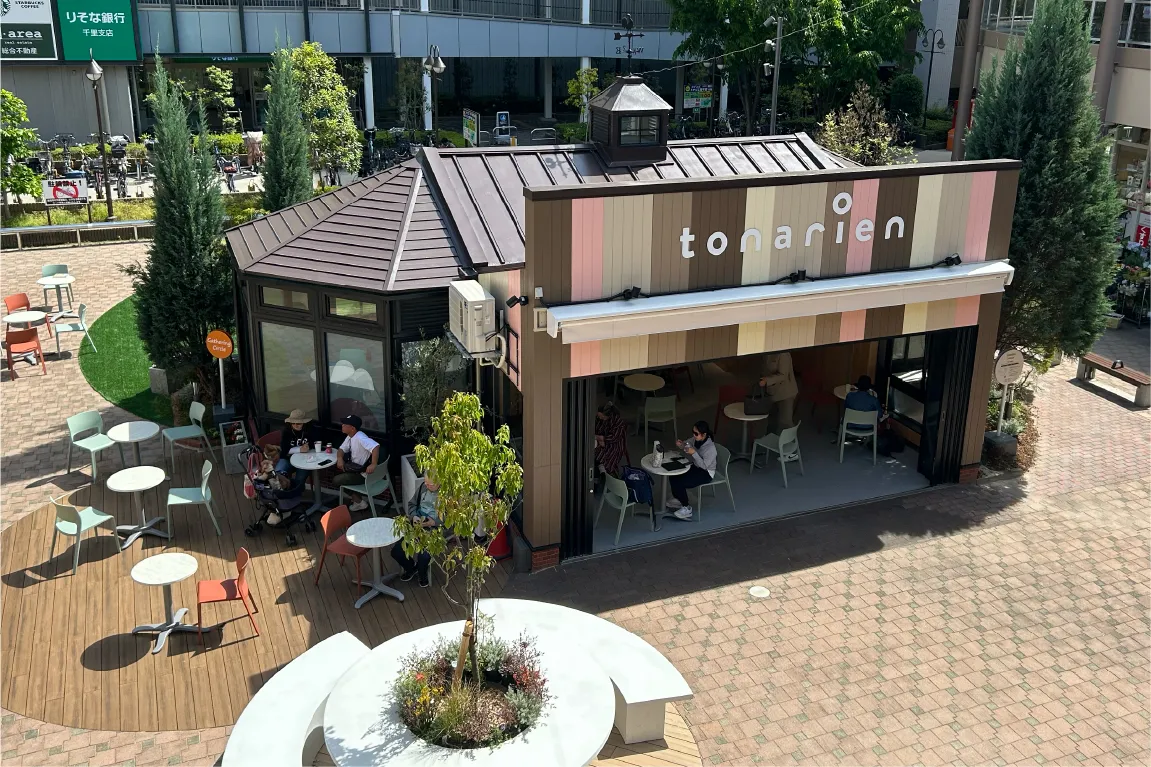 祝20周年！「トナリエ南千里」がリニューアル！中央の広場が新たに「tonarien」と名付けられ、にぎわっています